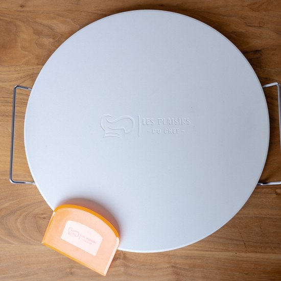 Pizzasteen XXL 40,5 cm Cordieriet — Voor Oven & BBQ — Inclusief RVS Serveerrek & Schraper — Krokante Bodem tot 800°C — Belgisch Merk Les Plaisirs du Chef